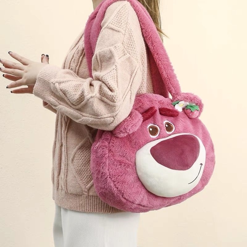 Túi đeo vai gấu hồng lotso tai dâu size 30cm siêu dễ thương, siêu cute lông mềm mịn