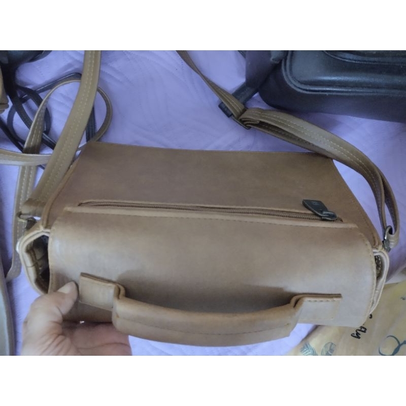 Túi đeo chéo màu bò lee tee