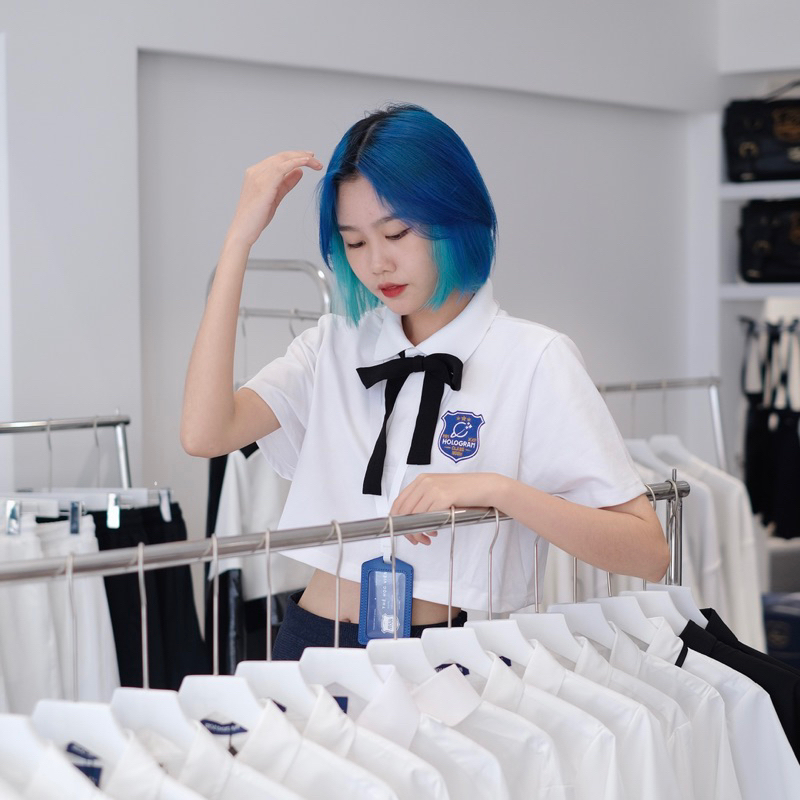 Áo polo croptop Hologram trắng thêu huy hiệu, Hologram signature crop polo