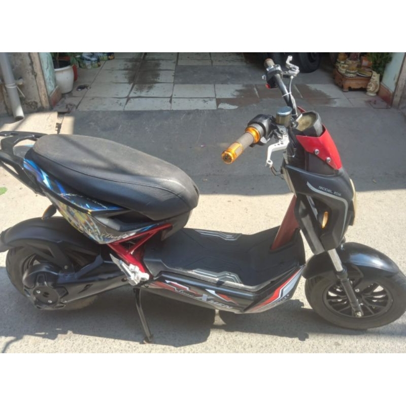 Xe máy điện Xen màu đen đỏ