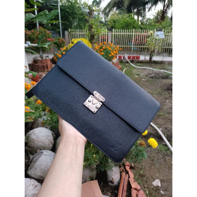 Clutch cầm tay hiệu LV