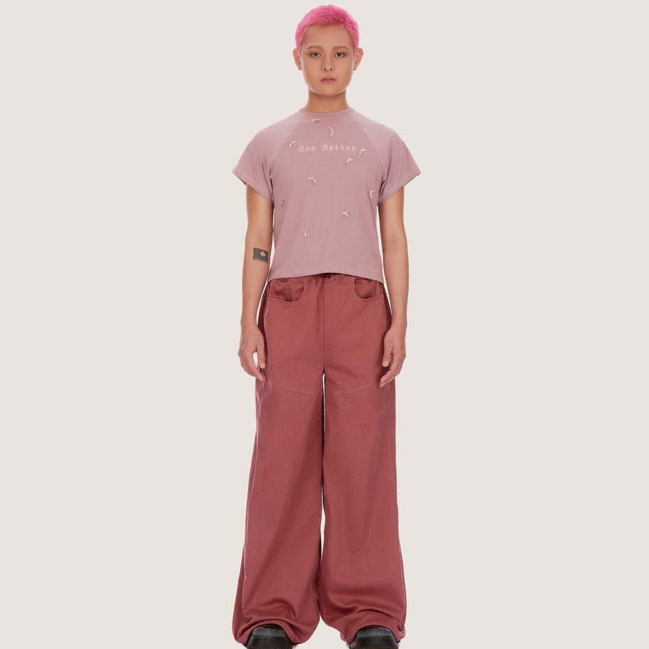 Áo aeie jr. RIBBON TOP áo babytee in graphic, đính nơ & charm chìa khoá, màu khoai môn.