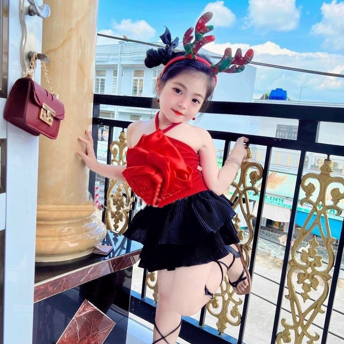 Sét váy bé gái kiểu yếm hoa hồng chân váy dập li 2 tầng 8kg đến 20kg