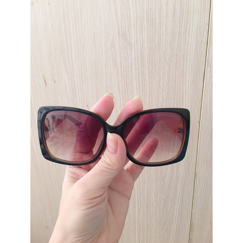 Kính mát nữ ôm mặt. si tuyển