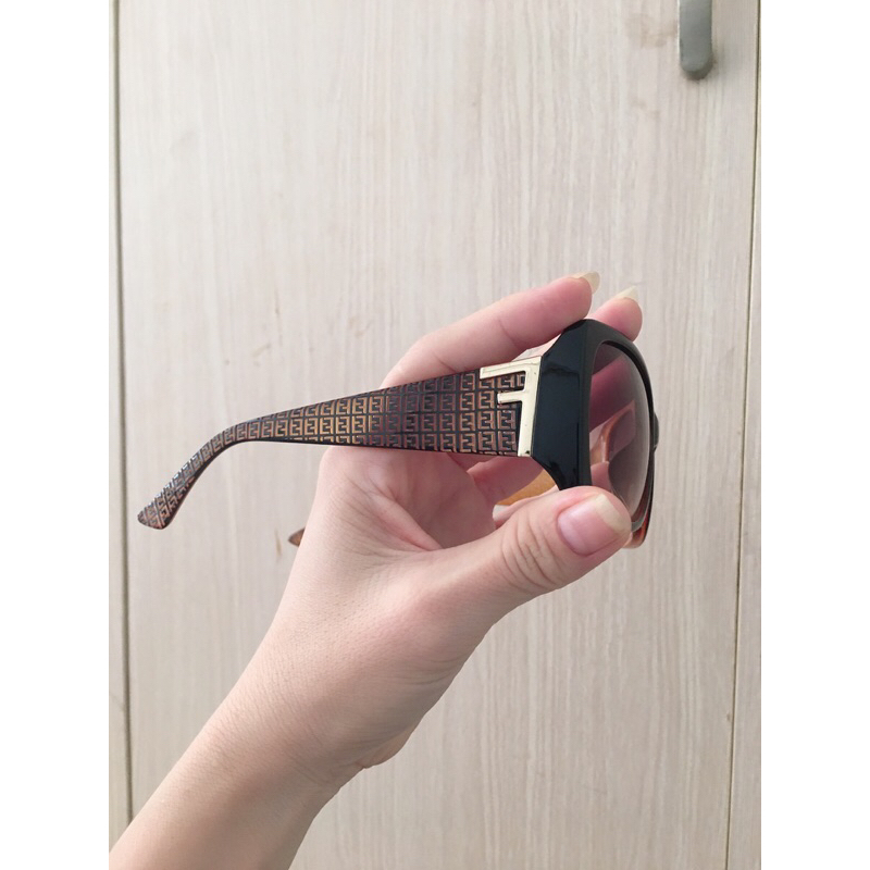 Kính mát nữ ôm mặt. si tuyển