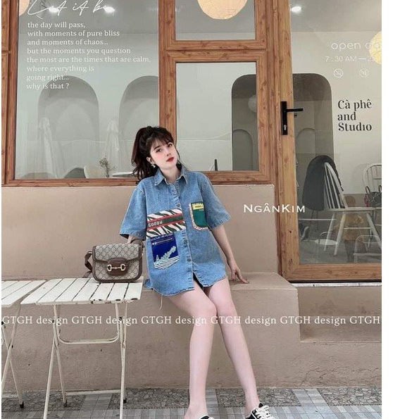 Áo sơ mi jean trơn túi hộp in LOGO-áo bò ngắn tay from rộng UNISEX phong cách ulzzang Hàn Quốc