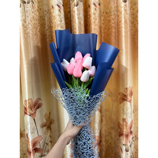 Hoa hồng sáp, hoa tulip phát sáng.