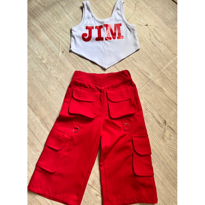 Set bộ áo croptop trắng in chữ phối quần túi hộp đỏ ống rộng cho bé gái