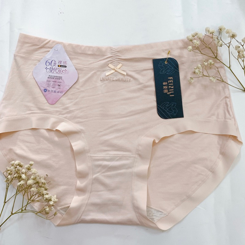 Quần lót cotton cạp cao, viền su không hằn, đáy lót sợi cotton kháng khuẩn.