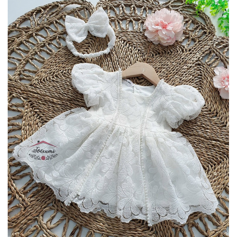 Váy công chúa ren trắng viền ngọc tay phồng cao cấp - Tocxumi