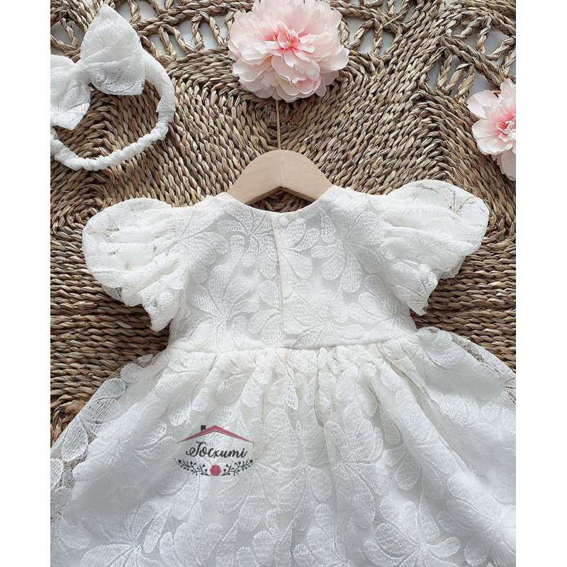 Váy công chúa ren trắng viền ngọc tay phồng cao cấp - Tocxumi