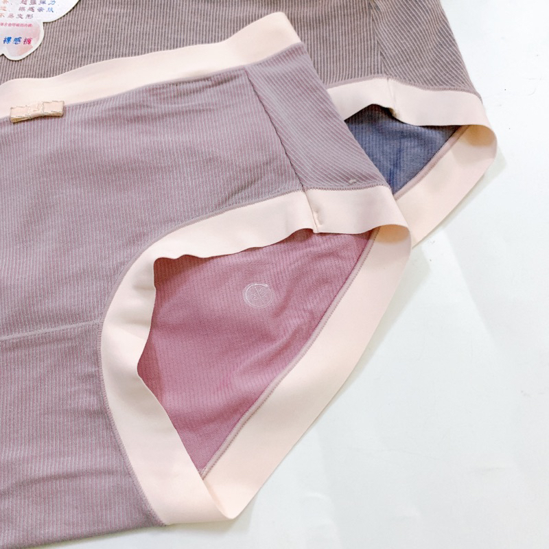Quần lót nữ kẻ  chất cotton co giãn 4 chiều, đáy lót cotton thông hơi kháng khuẩn. Phom 40-58kg.