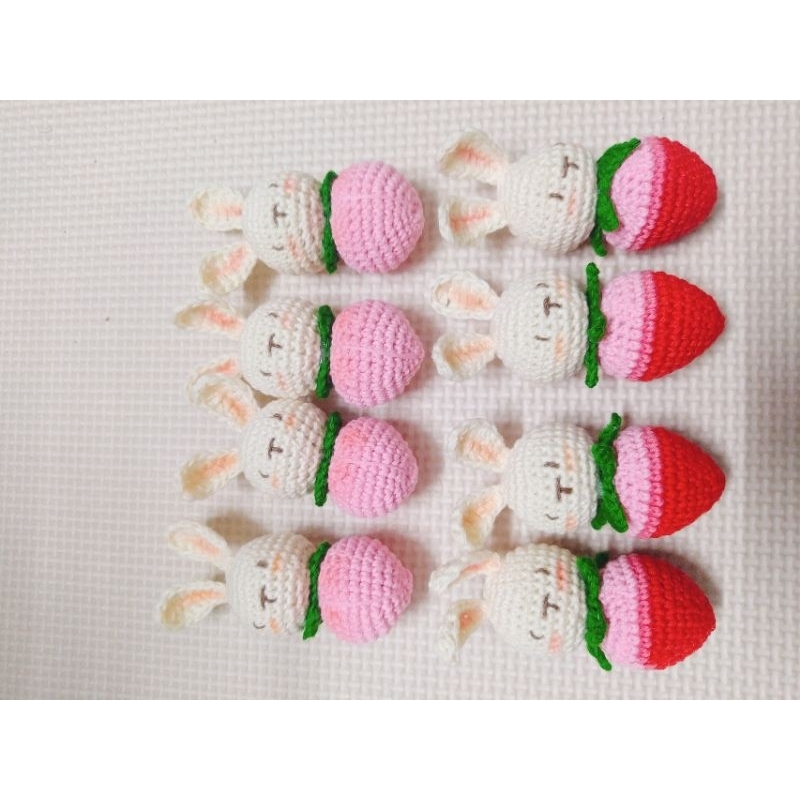 Móc khóa Thỏ Dâu bằng len handmade 100% cotton việt nam