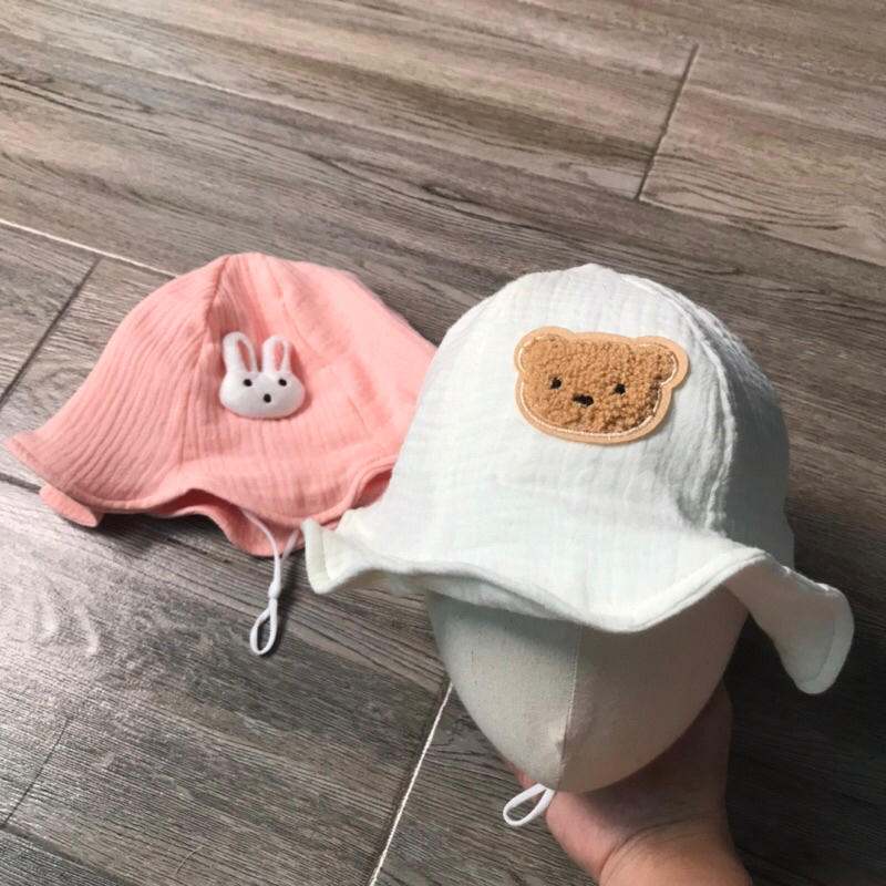 Mũ tai bèo xô muslin mềm mại có dây thêu gấu thỏ cho bé trai, bé gái