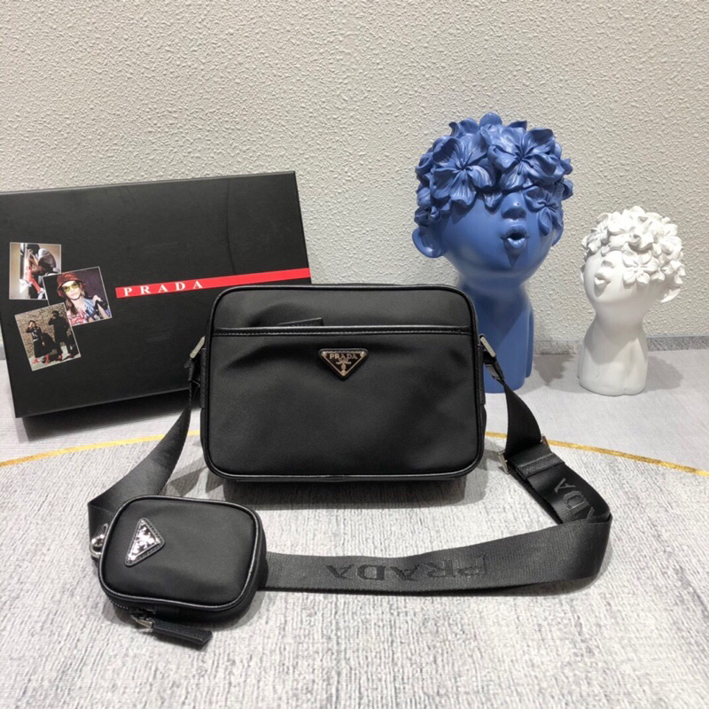 Túi đeo chéo unisex màu đen trơn logo Prada cao cấp