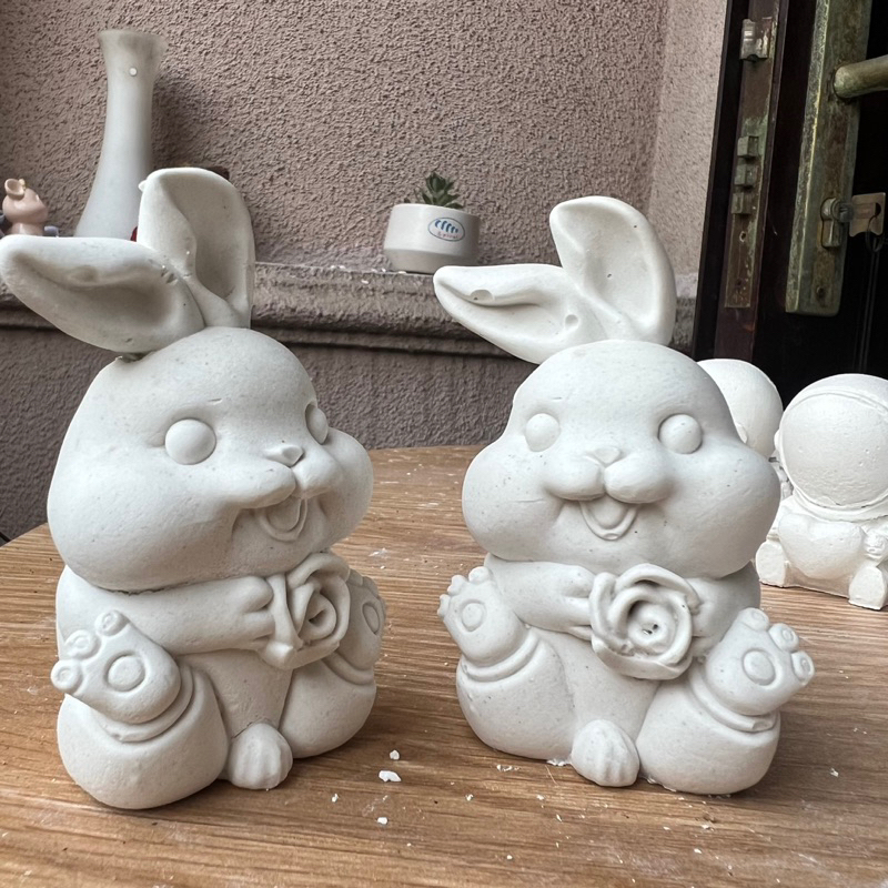 Tô Tượng Thạch Cao Thỏ Đeo Hoa size 8Cm