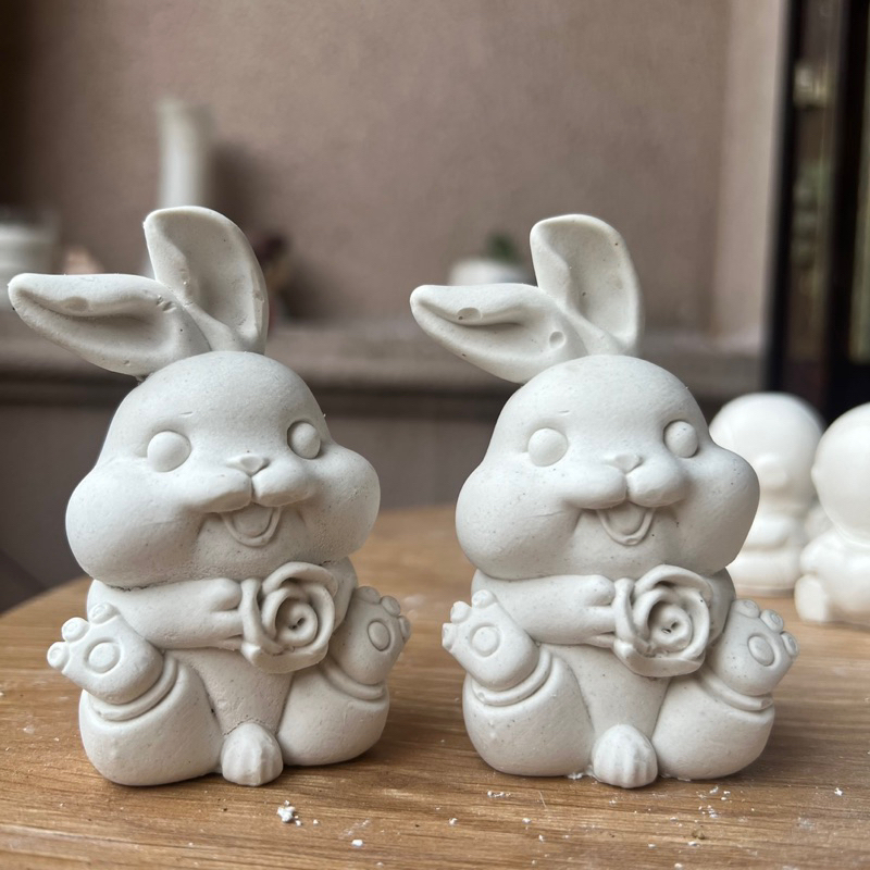 Tô Tượng Thạch Cao Thỏ Đeo Hoa size 8Cm
