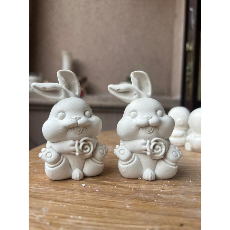 Tô Tượng Thạch Cao Thỏ Đeo Hoa size 8Cm