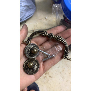 Tay nắm đáy lồng choè mi