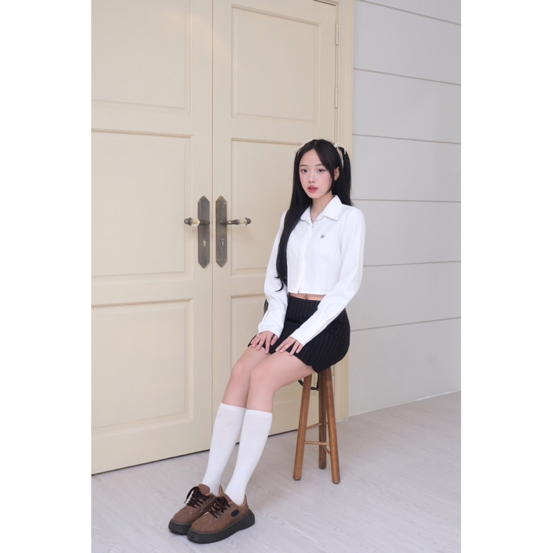 Áo sơ mi croptop thêu logo