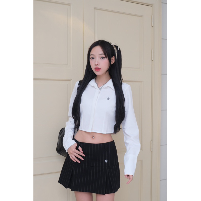 Áo sơ mi croptop thêu logo