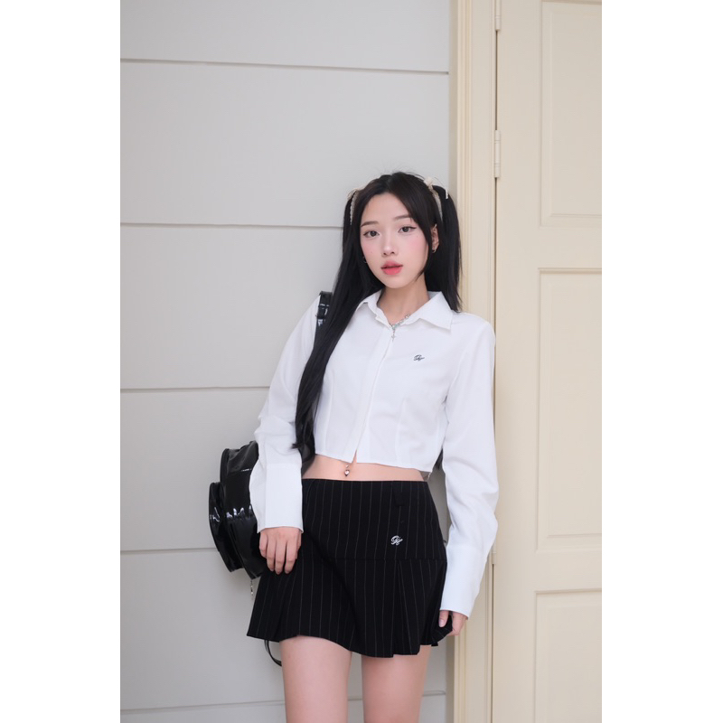 Áo sơ mi croptop thêu logo