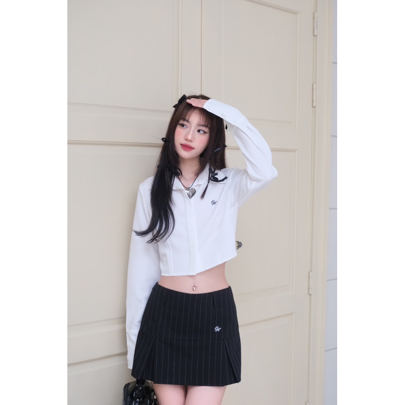Áo sơ mi croptop thêu logo