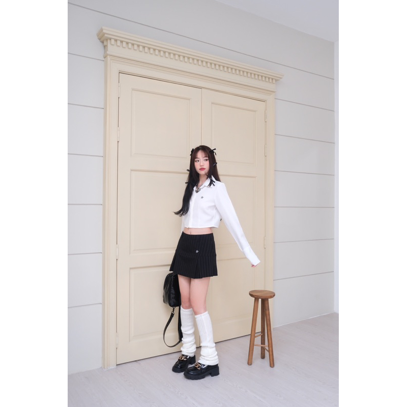 Áo sơ mi croptop thêu logo