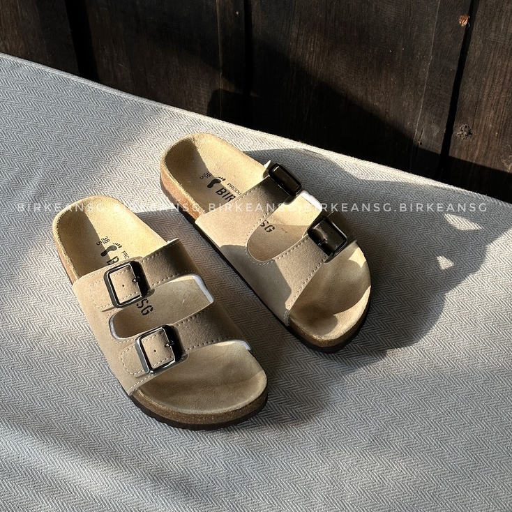 - DÉP 2 KHOÁ DA PU MÀU BEIGE UNISEX