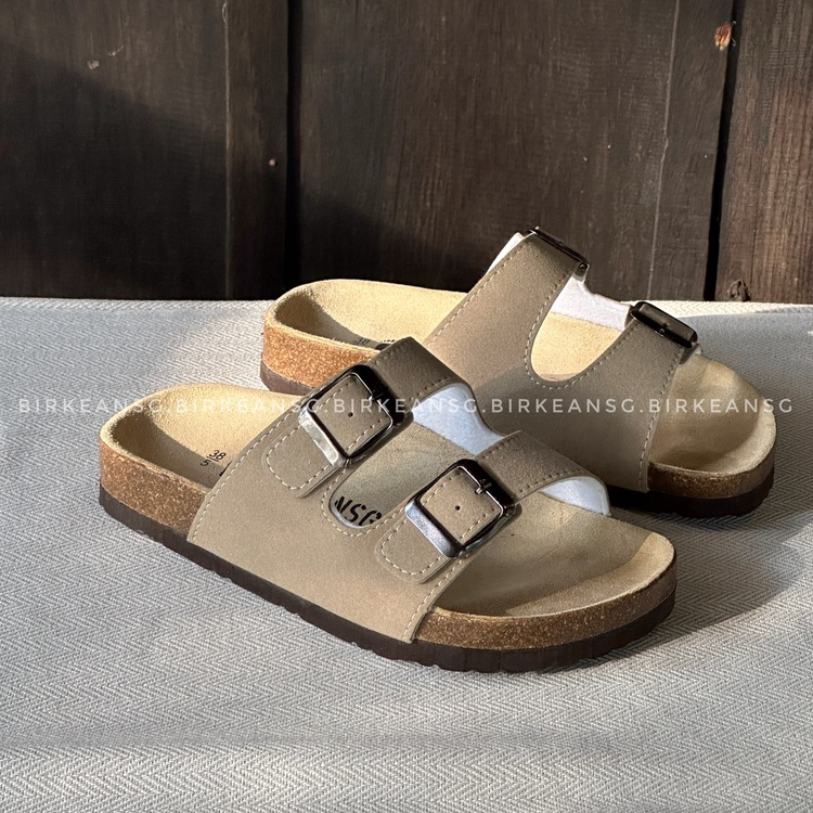 - DÉP 2 KHOÁ DA PU MÀU BEIGE UNISEX
