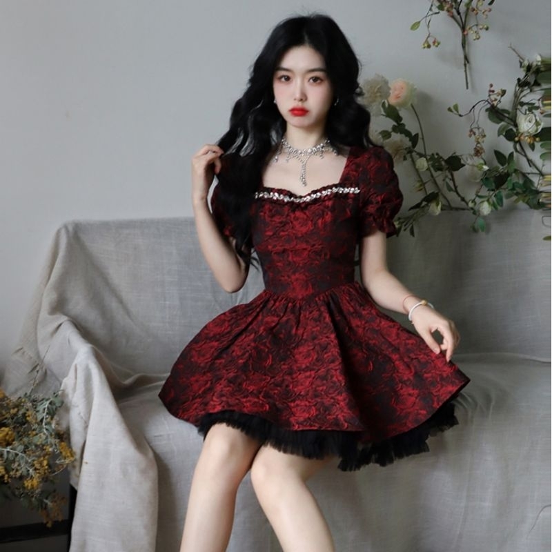 Váy xòe đỏ hoa hồng phối ren đen đính đá