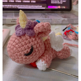 Amigurumi Crochet móc khoá móc len kỳ lân unicorn có cánh ôm trái tim cute