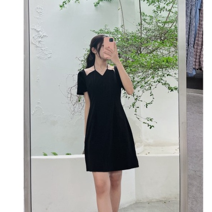 Đầm kiểu ngắn thắt dây sau cổ thời trang GAGO màu đen GG4304