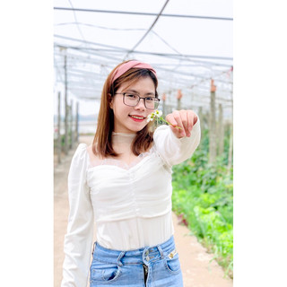 Áo trắng cổ voan bánh bèo