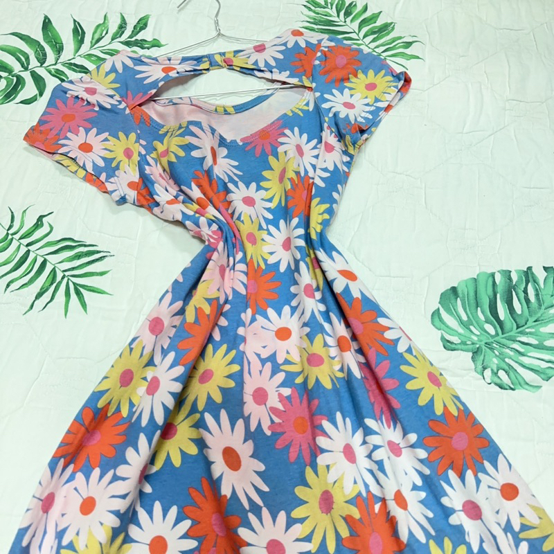 Đầm hoa sắc màu dễ thương, phía sau có khoét lưng