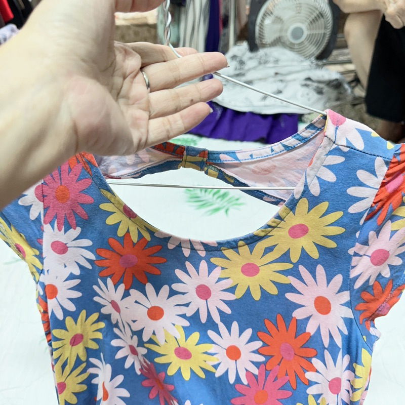 Đầm hoa sắc màu dễ thương, phía sau có khoét lưng