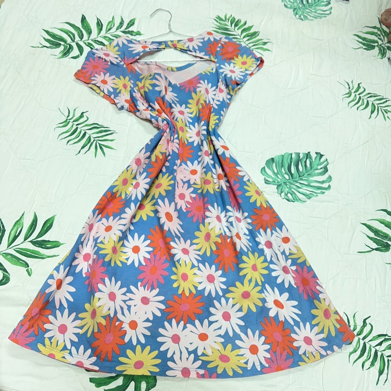 Đầm hoa sắc màu dễ thương, phía sau có khoét lưng