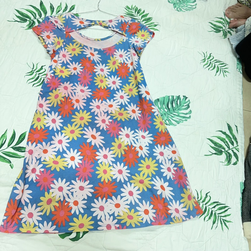 Đầm hoa sắc màu dễ thương, phía sau có khoét lưng