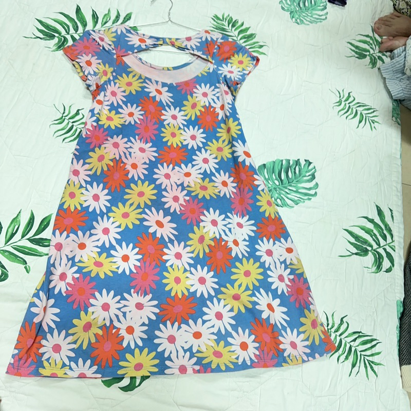 Đầm hoa sắc màu dễ thương, phía sau có khoét lưng