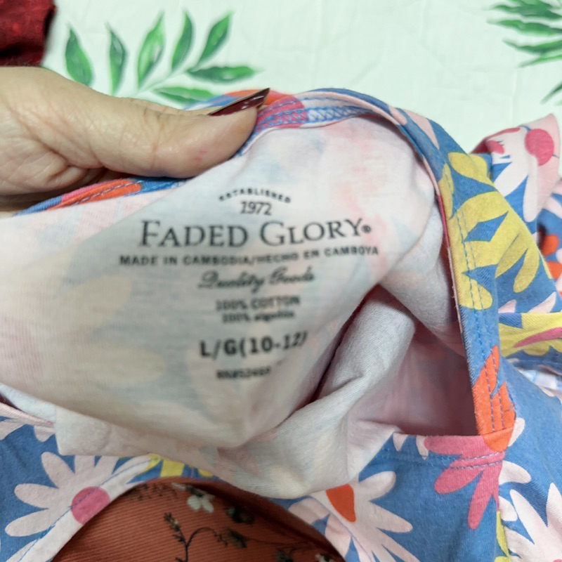 Đầm hoa sắc màu dễ thương, phía sau có khoét lưng