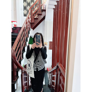 Áo gi lê sọc đen trắng và đầm body đen