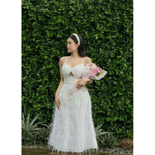 đầm 2 dây lông vũ màu trắng hở ngực
