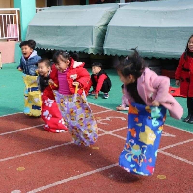 Trò chơi nhảy bao bố KT 50x70 - giúp trẻ năng động