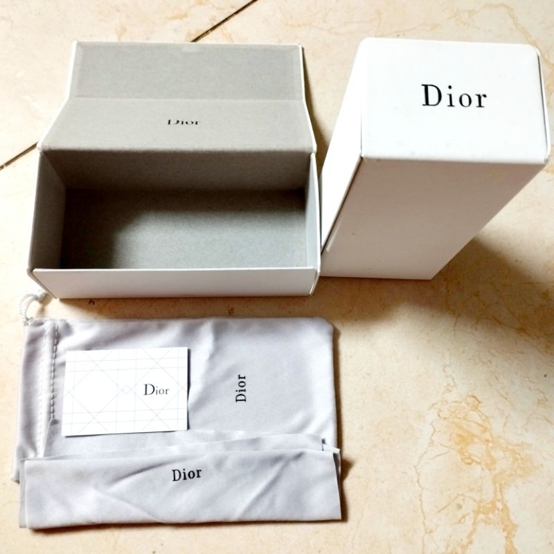 hộp đựng kính hiệu D.I.O.R