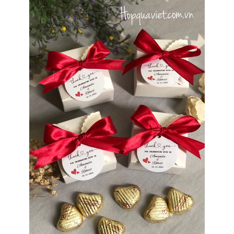 Set 100 hộp quà cưới nơ đỏ + thẻ in tên bạn và dây ruy băng 8D