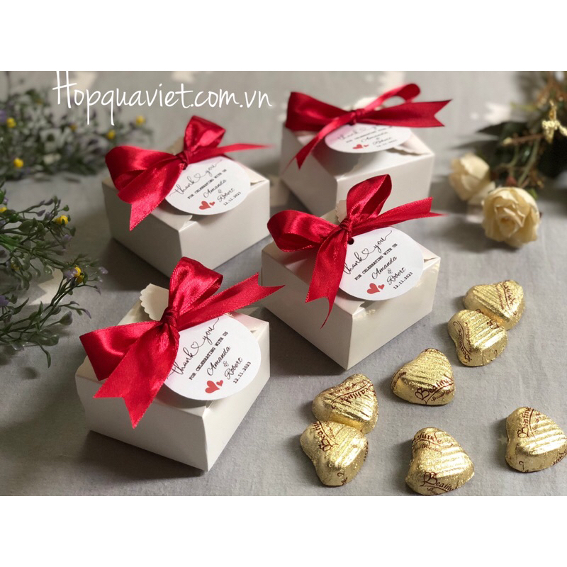 Set 100 hộp quà cưới nơ đỏ + thẻ in tên bạn và dây ruy băng 8D
