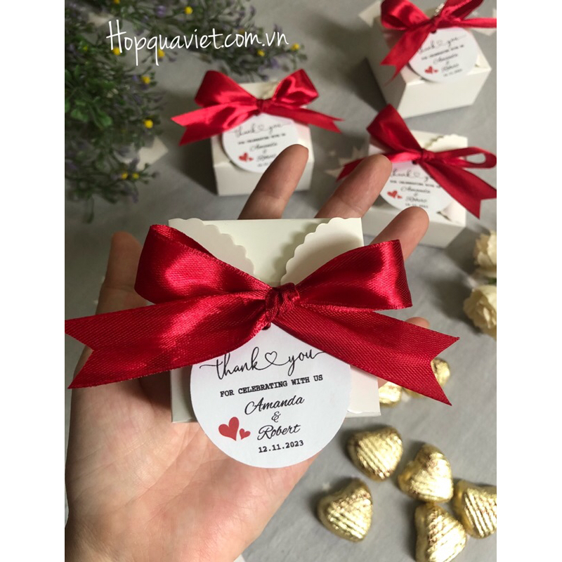 Set 100 hộp quà cưới nơ đỏ + thẻ in tên bạn và dây ruy băng 8D