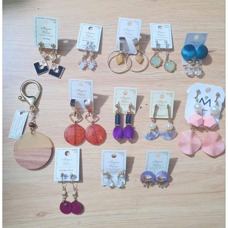 Combo 200k bông tai tặng móc khóa