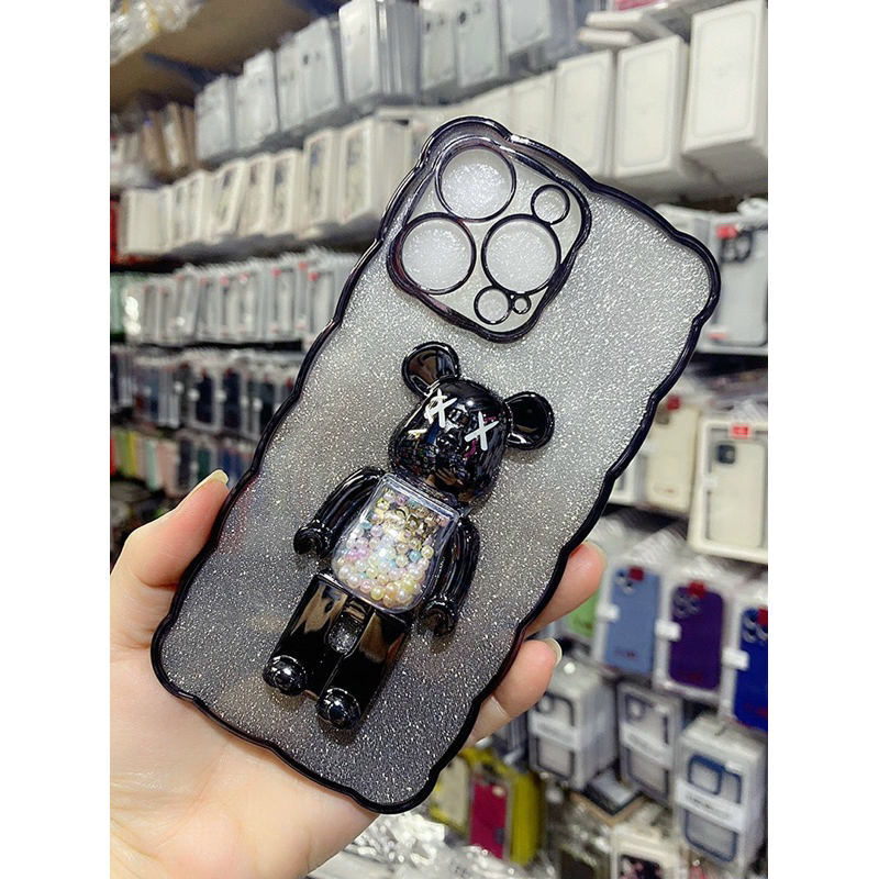 Ốp lưng dẻo nhũ gắn gấu Bearbrick kiêm giá đỡ cho iPhone 12 đến 14 Pro max, Plus, 13 viền gợn sóng siêu đẹp, siêu kute