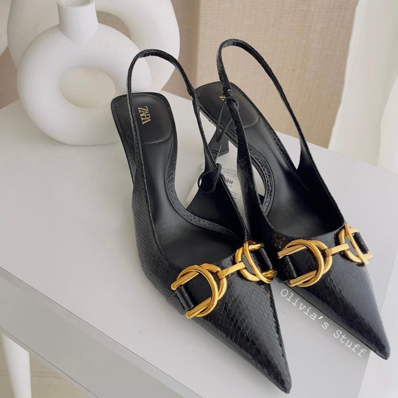 Giày cao gót mũi nhọn chi tiết kim loại